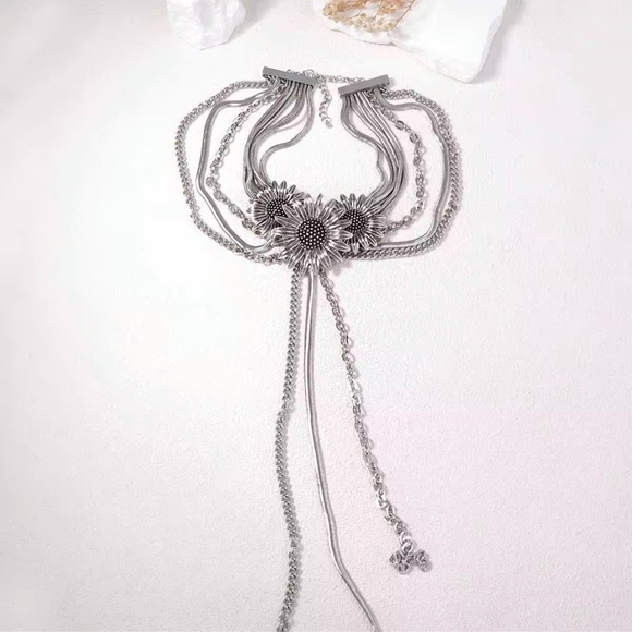 Vintage-Inspired Layered Sunflower Choker Necklace – Statement Piece - Picture 6 of 14
